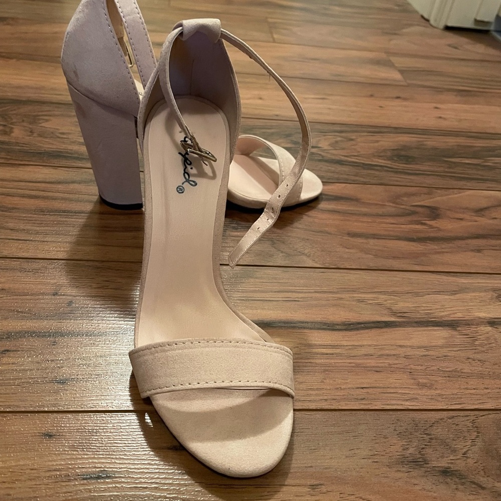 Womens size 6 baby pink 👡 .
